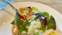Ditambah ada green salad yang super segar. Salad ini menyeimbangkan rasa kroket. Foto: detikFood/Yenny Mustika Sari