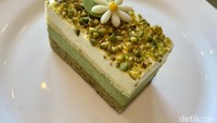 Kalau ingin mencoba menu lain, bisa memesan aneka pastry. Salah satunya pistachio cake (Rp 80.000). Terdiri dari beberapa layer nikmat, rasanya juga tak begitu manis. Foto: detikFood/Yenny Mustika Sari