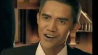 Indonesia punya orang yang mirip mantan Presiden Barack Obama. Orang itu adalah Ilham Anas. Kemiripannya membuat pria kelahiran Bandung 25 Januari 1974 ini menjadi bintang iklan produk farmasi di Filipina.Ketika Obama menang, rekan-rekan saya membuat lelucon. Mereka mendandani saya dengan setelan jas, dasi dan memotret pose saya seperti Obama, kata Ilham Anas seperti dilansir Reuters, Sabtu (17/1/2009).Foto itu tersebar sangat cepat di internet. Itu sungguh fenomenal. Kemudian stasiun-stasiun televisi dan sebuah agensi iklan mengontak saya, imbuh fotografer sebuah majalah remaja di Jakarta ini. Silakan baca berita selengkapnya di sini. (Dok. Istimewa)