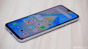 Bagi yang doyan bikin konten, Infinix Note 12 menyuguhkan bentangan layar 6,7 inch Full HD+. Menggunakan panel AMOLED dengan dukungan 100% DCI-P3 Color Gamut, membuat warna yang disajikan dapat memanjakan mata dan tampak cerah meski di bawah sinar Matahari Foto: Adi Fida Rahman/detikINET