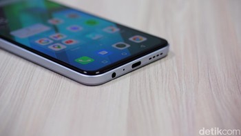 Ada port USB Type C, jack audio 3,5 mm dan speaker. BAterainya berkapasitas 5.000 mAh.  Foto: Adi Fida Rahman/detikINET