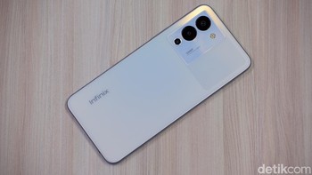 Infinix membuat bagian belakangnya dibuat matte bikin bebas noda sidik jari. Foto: Adi Fida Rahman/detikINET