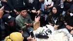 Doa dan Air Mata Tumpah di Makam Eril