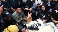 Tangisan tak terbendung karena mereka merasa kehilangan sosok yang disayangi.