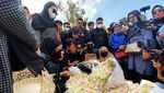 Doa dan Air Mata Tumpah di Makam Eril
