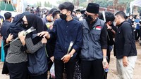 Tak hanya di hati kerabat dan sahabat, Eril juga dikenal sosok anak soleh dan baik di mata warga.