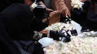 Tak hanya warga Bandung saja yang melakukan ziarah ke makam Eril. Banyak warga yang berasal dari luar kota berziarah ke makam Eril.