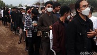 Untuk berziarah di makam anak sulung Gubernur Jawa Barat, warga rela mengantre.