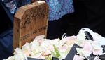 Doa dan Air Mata Tumpah di Makam Eril