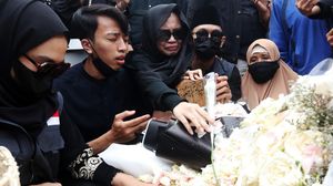 Doa dan Air Mata Tumpah di Makam Eril