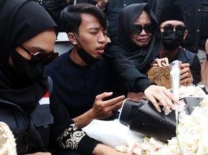 Doa dan Air Mata Tumpah di Makam Eril