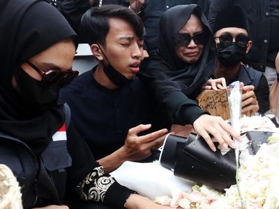 Doa dan Air Mata Tumpah di Makam Eril