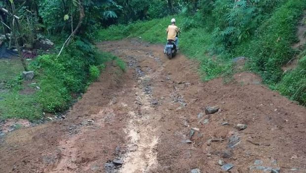 Jalan alternatif menuju Baduy Dalam rusak. Jalan tersebut berada di Desa Kebon Cau, Bojongmanik, Lebak.