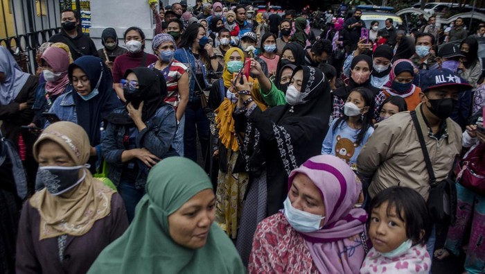 Jelang Pemakaman Eril, Lihat Lagi Momen Pelayat Padati Gedung Pakuan Gedung Pakuan, Bandung, ramai pelayat pada akhir pekan kemarin. Mereka datang untuk mendoakan putra Ridwan Kamil Emmeril Kahn Mumtadz alias Eril. Ini fotonya.
