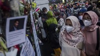 Bunga hingga catatan di kertas warna-warni terlihat terpasang di dinding pagar gerbang Gedung Pakuan, Bandung.