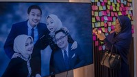 Doa yang terus mengalir untuk almarhum Eril juga terlihat di Ruang Rapat Biru yang ada di kawasan Gedung Pakuan, Bandung. Ruangan itu dipenuhi doa warga yang ditulis di kertas warna-warni dan ditempelkan di dinding.