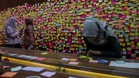 Warga menulis ucapan belasungkawa dan doa untuk almarhum Emmeril Kahn Mumtadz di Gedung Pakuan, Bandung, Jawa Barat, Minggu (12/6/2022).