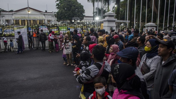 Jelang Pemakaman Eril, Lihat Lagi Momen Pelayat Padati Gedung Pakuan Gedung Pakuan, Bandung, ramai pelayat pada akhir pekan kemarin. Mereka datang untuk mendoakan putra Ridwan Kamil Emmeril Kahn Mumtadz alias Eril. Ini fotonya.