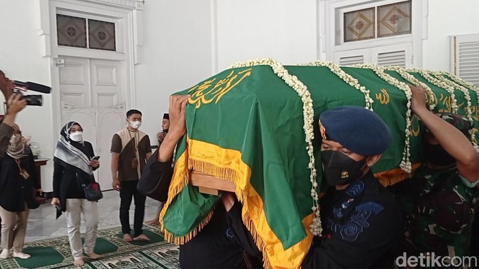 Jenazah Eril dibawa meninggalkan Gedung Pakuan.