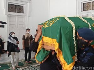 Jenazah Eril Dibawa ke Pemakaman Diiringi Salawat dan Tahlil