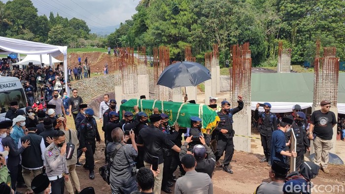 Jenazah Eril tiba di pemakaman.