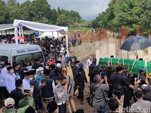 Jenazah Eril Tiba di Pemakaman