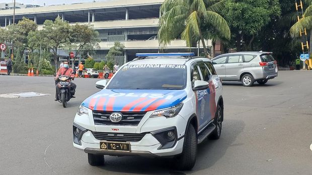 Kakorlantas Polri Irjen Firman Santhyabudi memperkenalkan warna strip 'panah' pada mobil oeprasional polisi kini jadi berwarna putih.