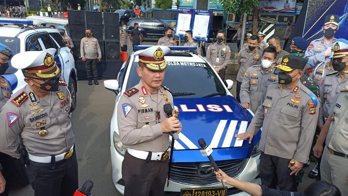 Kakorlantas Polri Irjen Firman Santhyabudi memperkenalkan warna strip panah pada mobil oeprasional polisi kini jadi berwarna putih.