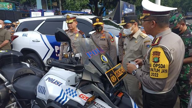 Kakorlantas Polri Irjen Firman Santhyabudi memperkenalkan warna strip 'panah' pada mobil oeprasional polisi kini jadi berwarna putih.