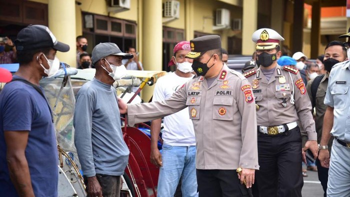 Kapolda Maluku Irjen Lotharia Latif saat menemui warga di Maluku (Dok. Istimewa).