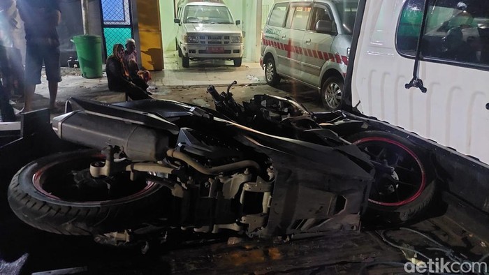 Sebuah motor menabrak dump truk yang putar balik di Kabupaten Probolinggo. Dalam kecelakaan tersebut, pengendara motor tewas di lokasi.