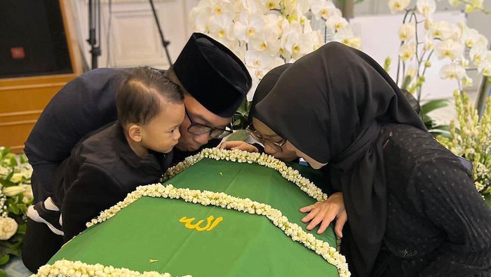 Keluarga Ridwan Kamil di Pemakaman Emmeril Kahn