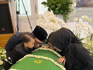 Kafan Titipan Nenek Temani Eril Saat Dikebumikan
