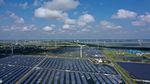 Keren, Hamparan Panel Surya dan Ladang Angin Ini Ada di China