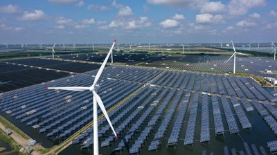 Keren, Hamparan Panel Surya dan Ladang Angin Ini Ada di China