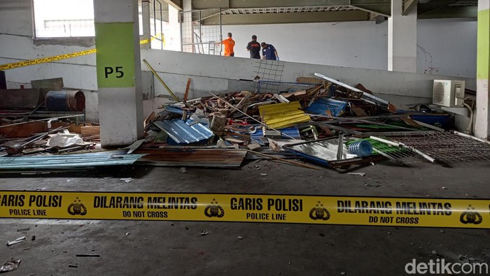 Garis polisi dipasang di sekitar area kericuhan konser musik di Mal Yogyakarta.