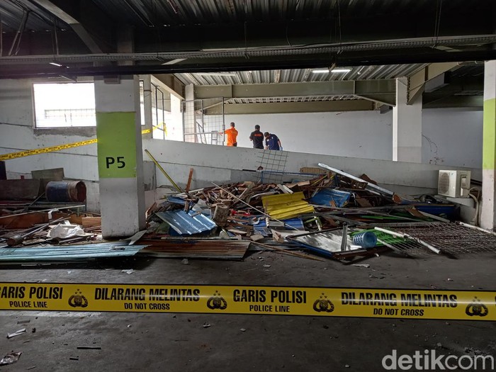 Garis polisi dipasang di sekitar area kericuhan konser musik di Mal Yogyakarta.