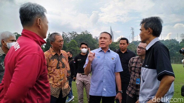Ketum PSSI M Iriawan saat meninjau fasilitas latihan di Kampus UPI.