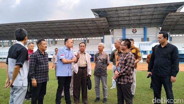 Ketum PSSI M Iriawan saat meninjau fasilitas latihan di Kampus UPI.