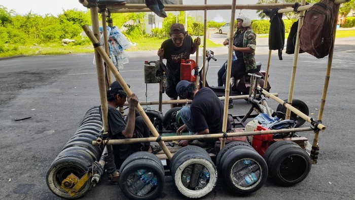 Komunitas Vespa ekstrem dari Bogor, Jawa Barat, yang sedang memperbaiki mesin di Pantai Pandawa, Kutuh, Kuta Selatan, Minggu (12/6/2022).