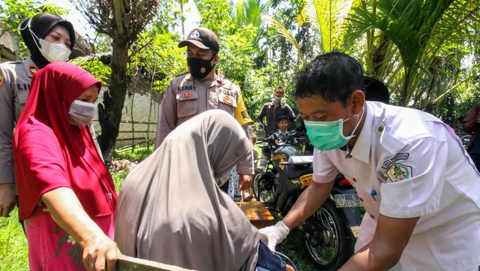 Kapolsek Syamtalira Bayu Iptu Lilisma Suryani (kiri) memberi arahan kepada anggota Bhabinkamtibmas dan petugas kesehatan yang akan memberikan layanan jemput bola vaksinasi COVID-19 di Polsek Syamtalira Baru, Aceh Utara, Aceh, Senin (13/6/2022). Polsek di jajaran Polres Lhokseumawe meluncurkan layanan jemput bola vaksinasi COVID-19 dengan sepeda motor ke desa-desa pedalaman yang tidak dapat dilalui kendaraan roda empat guna memberikan kemudahan kepada warga yang kesulitan mendatangi lokasi vaksinasi sekaligus untuk mendorong percepatan capaian vaksinasi COVID-19. ANTARA FOTO/Rahmad/tom.