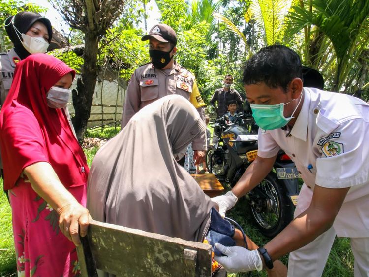 Potret Nakes Jemput Bola Vaksinasi COVID-19 di Pedalaman Aceh