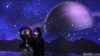 Para pengunjung bisa berfoto-foto di spot menarik di lokasi pameran.