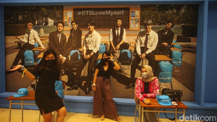 Lebih Dekat Dengan Pameran BTS di Jakarta Pengunjung beraktivitas di pameran seni