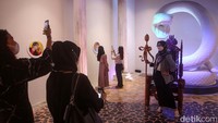 Pengunjung dapat berfoto-foto dengan karya seni yang dipamerkan.