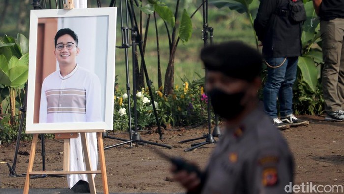 Lokasi Tempat Pemakaman Eril, Cek Infonya di Sini Tempat pemakaman Eril berlokasi di Cimaung, Bandung, Jawa Barat. Jenazah Eril tiba di Bandara Soekarno Hatta, Tangerang, pada Minggu (12/6/2022) malam hari.