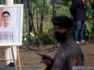 Lautan Manusia Antar Eril ke Peristirahatan Terakhir di Cimaung