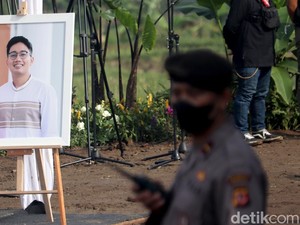 Lautan Manusia Antar Eril ke Peristirahatan Terakhir di Cimaung