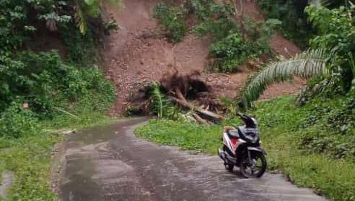 Longsor di Sinjai membuat satu desa terisolasi.