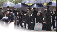 Saat iring-iringan pengantar jenazah menuju ke liang lahad, Zara tampak berada di belakang peti jenazah Eril. Zara membawa lukisan Eril tersenyum. Sementara itu, pamannya Elpi Nazmuzzaman tampak berada di depan peti jenazah sembari membawa foto Eril. (Foto: Tangkapan layar YouTube Pemprov Jabar)